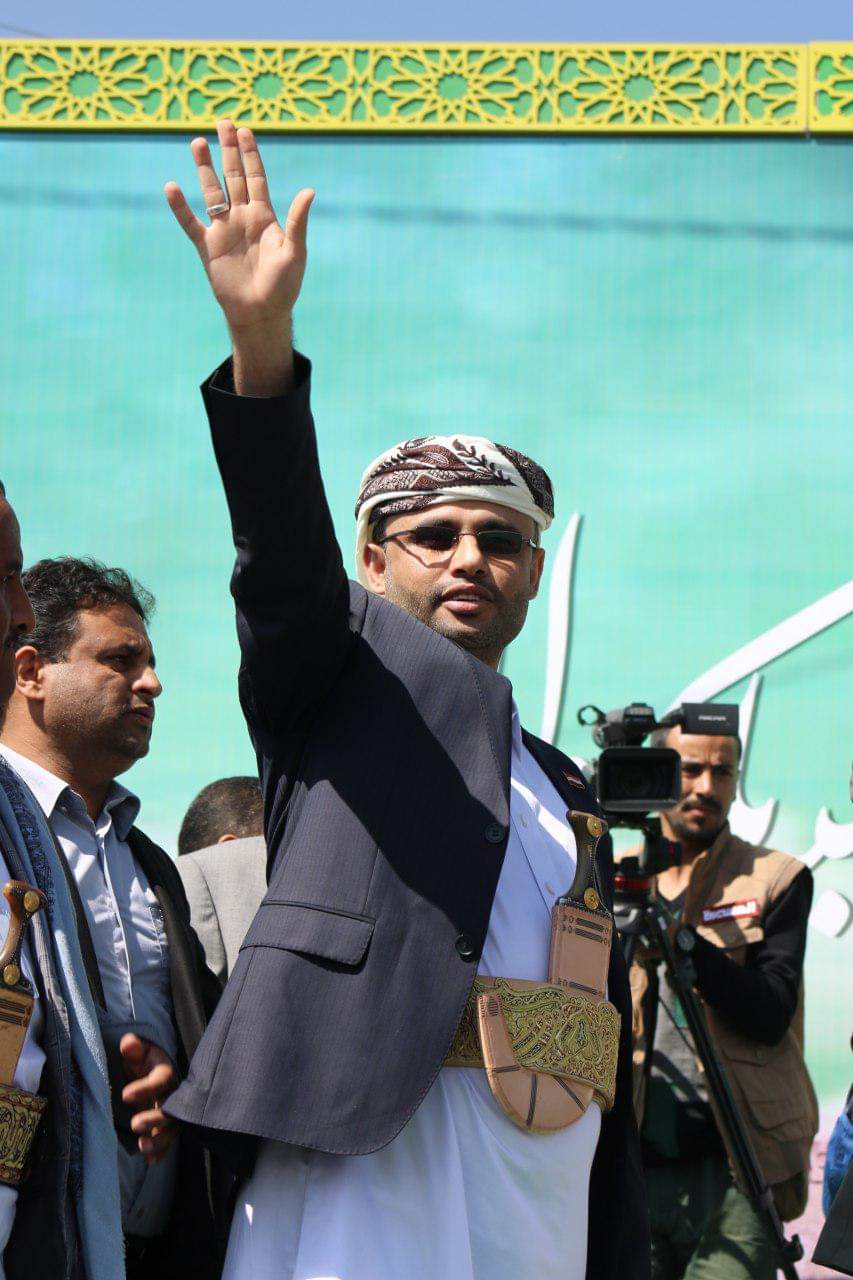 الرئيس المشاط من امام الجماهير الحاشده  المحتفله بالمولد النبوي في ميدان السبعين