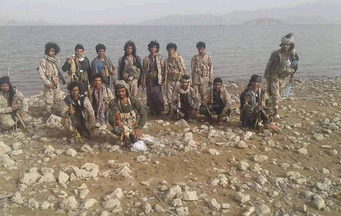 ورد الان .. بعد سيطرتها على البلق الشرقي والنقعه السفلى قوات صنعاء تحاصر منزل سلطان العراده بوادي عبيده ..