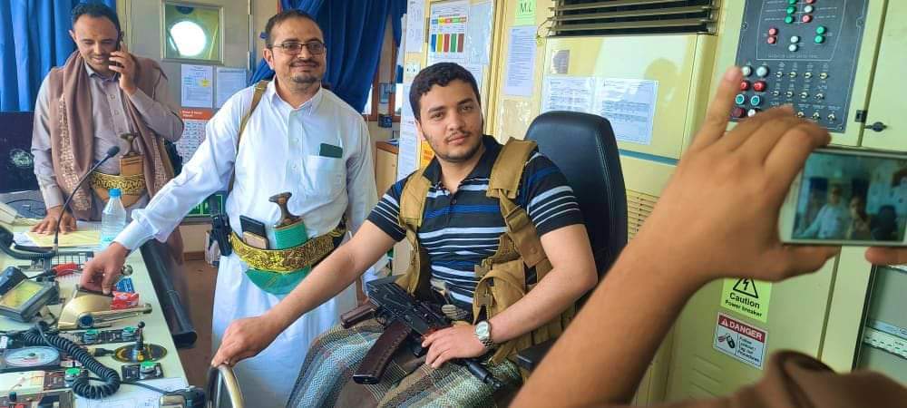 عاجل بالصور الآن  ..  الصماد يظهر من جديد وبرفقة قيادي بارز في حكومه الإنقاذ من فوق السفينه الإماراتيه