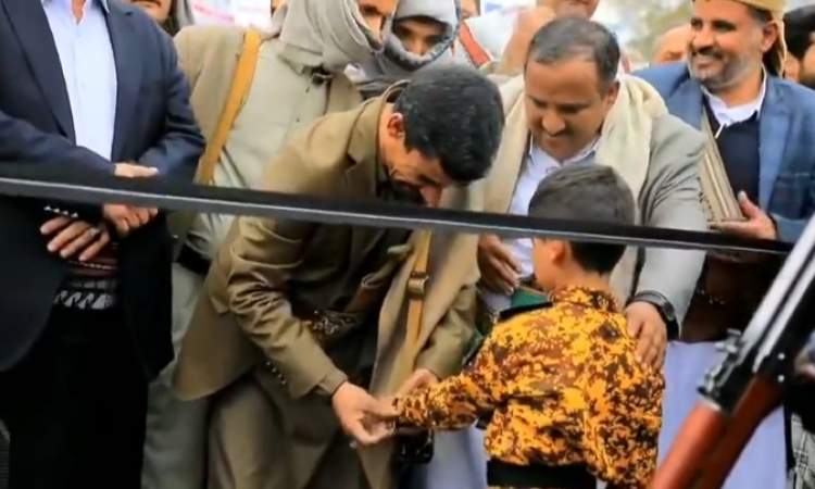 شاهد طفل موهوب يلهب حماس الحشود وشعل ميدان السبعين بقصيدته في مسيرة ثابتون على الموقف مع غزه حتى النصر وجعلت اللواء أبو علي الحاكم يقدم هذه الهدية الثمينة