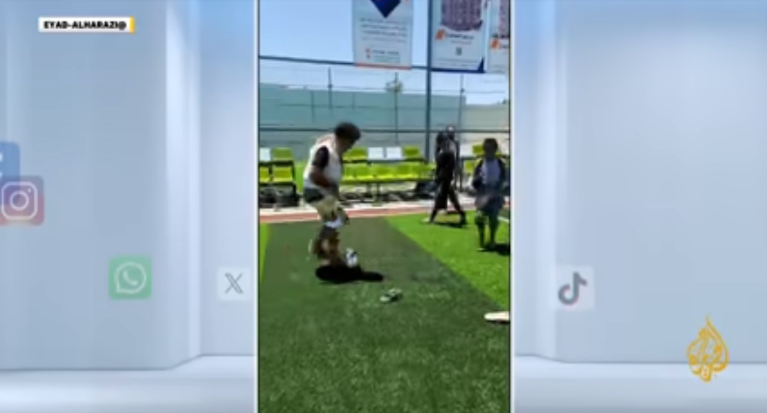 شاهد فيديو يشعل مواقع التواصل الاجتماعي ليمنيون يلعبون كرة القدم في صنعاء وهم يحملون أسلحتهم النارية