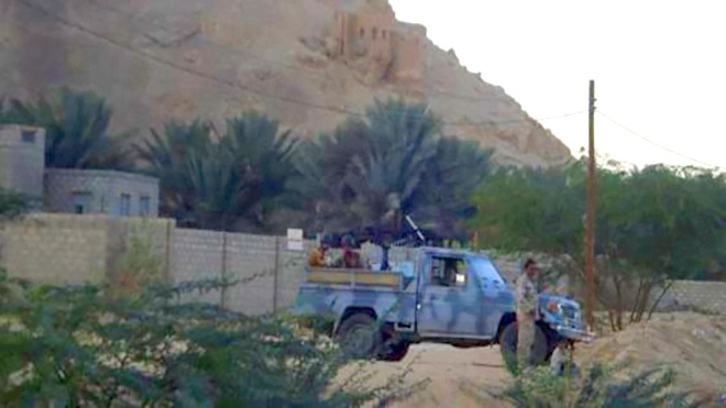 عقب مقتل الضباط السعوديين قوات تحالف العدوان السعودي تبحث عن قاتل جنودها وتمارس أساليب مهينة ضد المواطنين في سيئون وتجبرهم على القيام بهذا الأمر