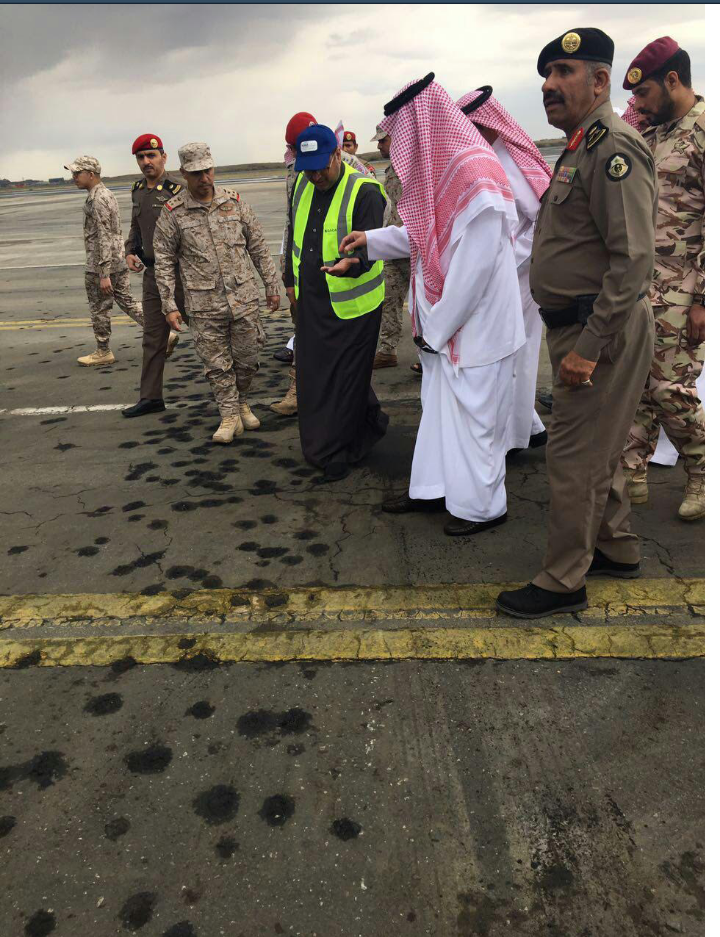 الطيران اليمني يستهدف مطار أبها شاهد بالصور أمير سعودي يتفقد المطار بعد قصفه