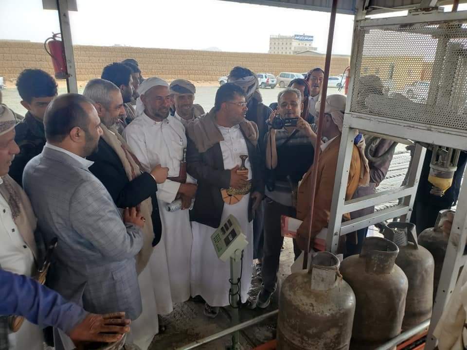 الحوثي يتفقد الوضع التمويني في المحطات المركزية لتوزيغ الغاز ..