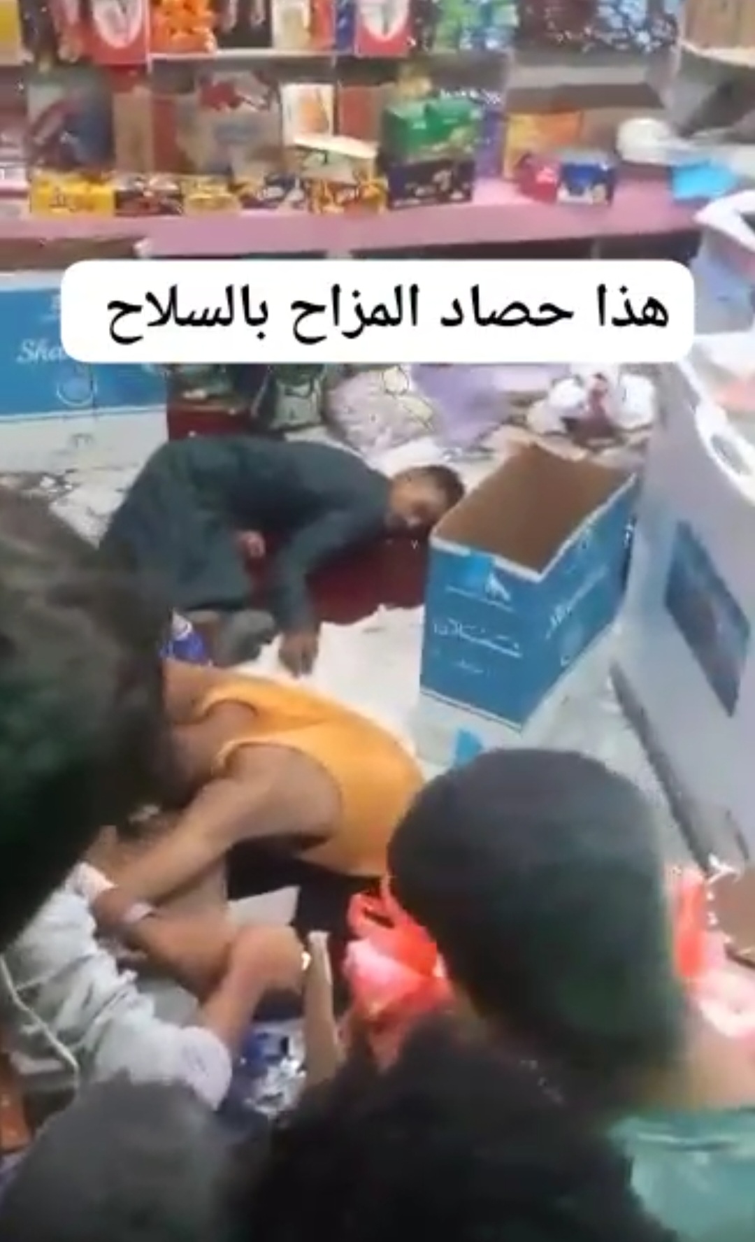 شاهد بالفديو .. حادثة مؤلمة وقعت اليوم بمحافظة ريمة  .. شاب يقتل أعز أصدقائه عن طريق المزاح  ..