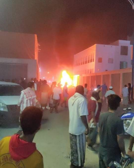 بالصور .. انفجار سيارة مليئة بالرصاص بالقرب من المستشفى العام وسط العاصمه  ...