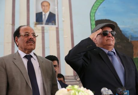 الفار هادي يطيح بالجنرال العجوز علي محسن الأحمر من منصبه