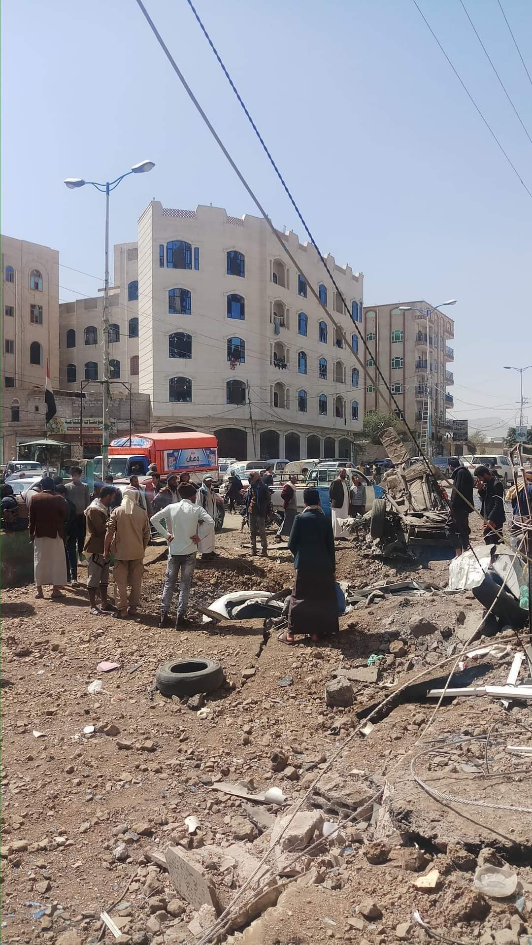 شاهد بالصور المؤسفه جدا .. أضرار قصف العدوان السعودي  بحي النهضة في أمانة العاصمة ..