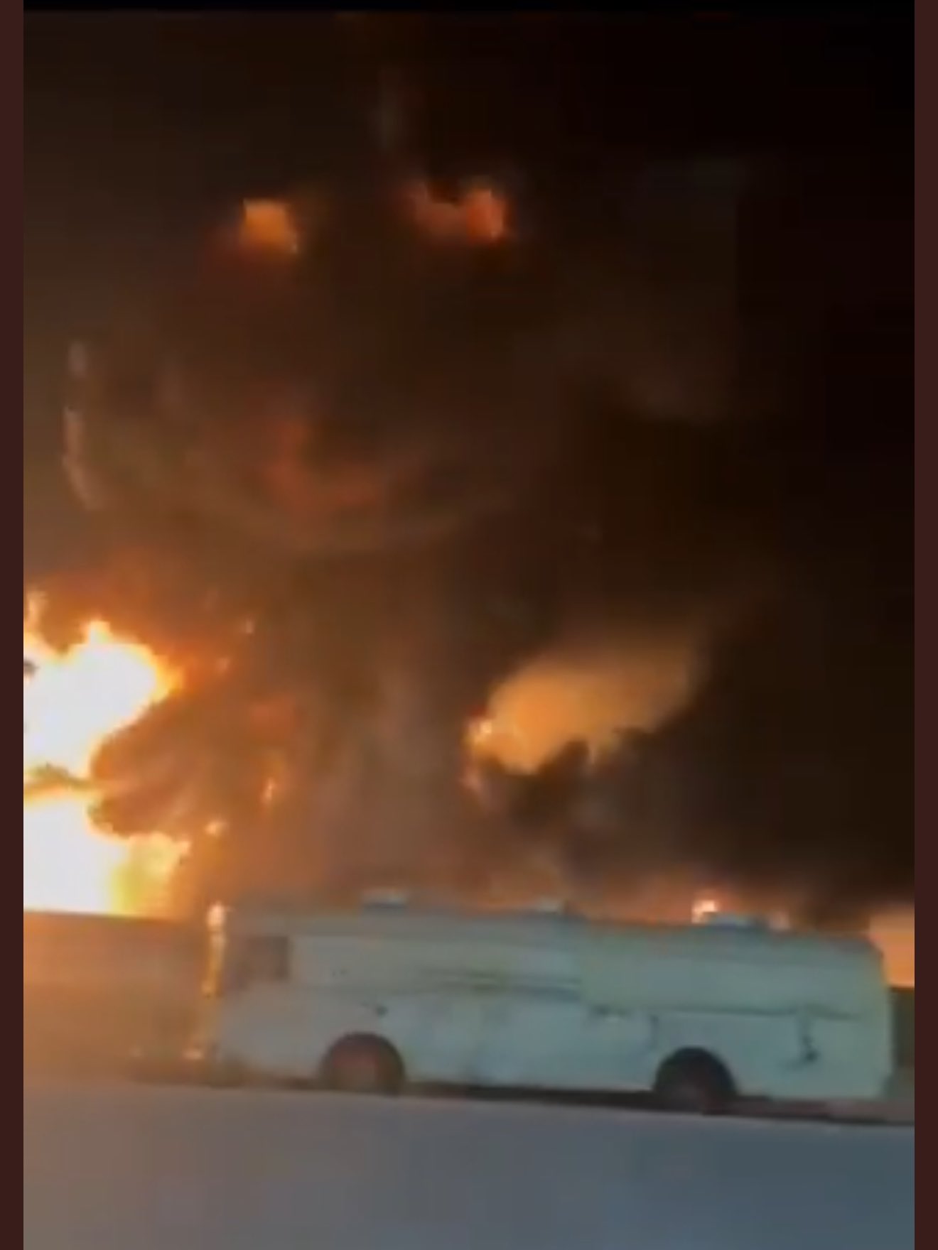 شاهد بالصور..إنفجار عنيف تسبب بإندلاع حريق أرعب الساكنين على طريق الظهران الجبيل بالشرقية في السعودية