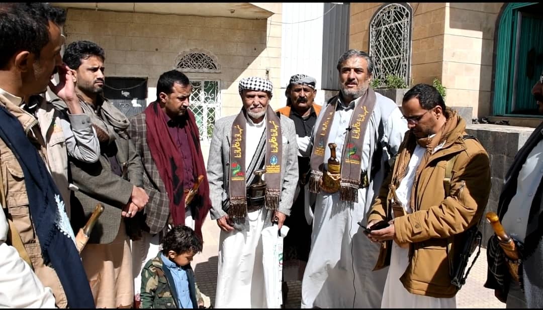 عدد من الوكلاء وقيادات السلطة المحلية والمكتب التنفيذي بشبوة يتفقدون اسر الشهداء من ابناء المحافظة في أمانة العاصمة ومحافظة صنعاء
