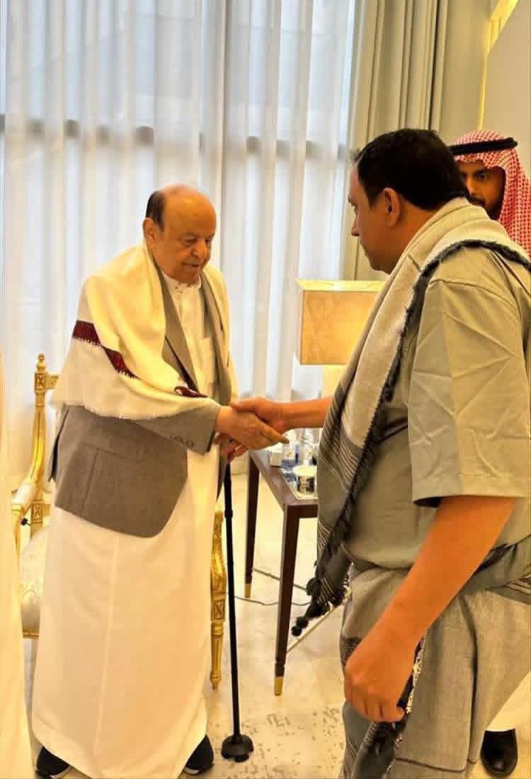 شاهد..ظهور مخزي للخائن عبدربه منصور هادي بوجه شاحب وجسد هزيل فاقد التوازن لايستطيع الوقوف بدون تلك العصا التي يستند عليها