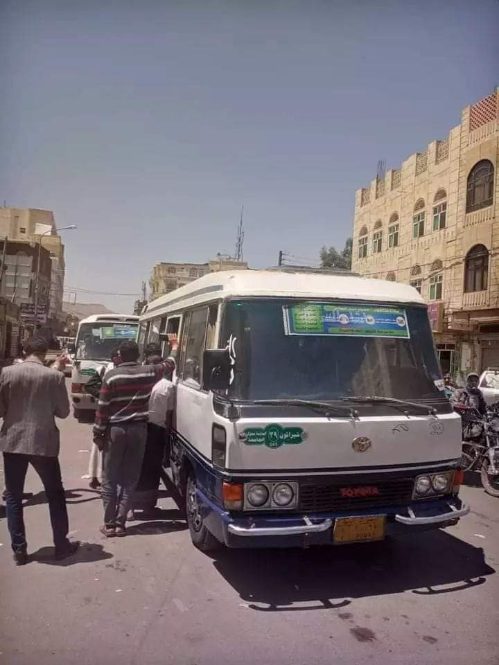 شاهد بالصور .. حافلات كبيرة تجوب شوارع العاصمة صنعاء لنقل المواطنين مجاناً