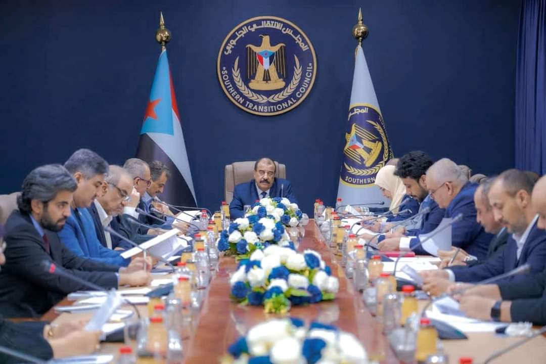المجلس الانتقالي يعزل الزبيدي بعد فضيحته بالرياض ويرفض أي اتفاق بين صنعاء والرياض ...