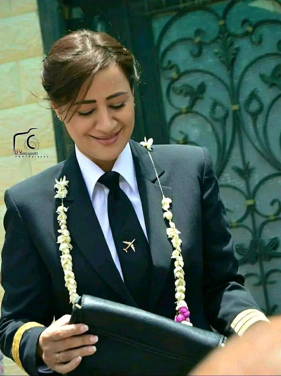 أول فتاة يمنية تقود طائرة وتحصل على درجة كابتن بامتياز لقيادة كافة أنواع الطائرات .. الاسم + الصوره