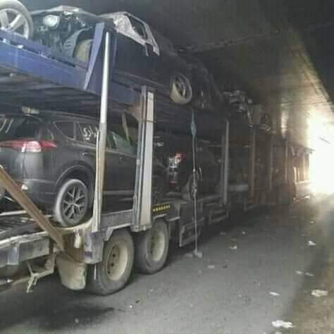عااااجل بالصور .. حادث مروري مروع قاطره محملة بالسيارات الأمريكية تعلق في نفق بصنعاء