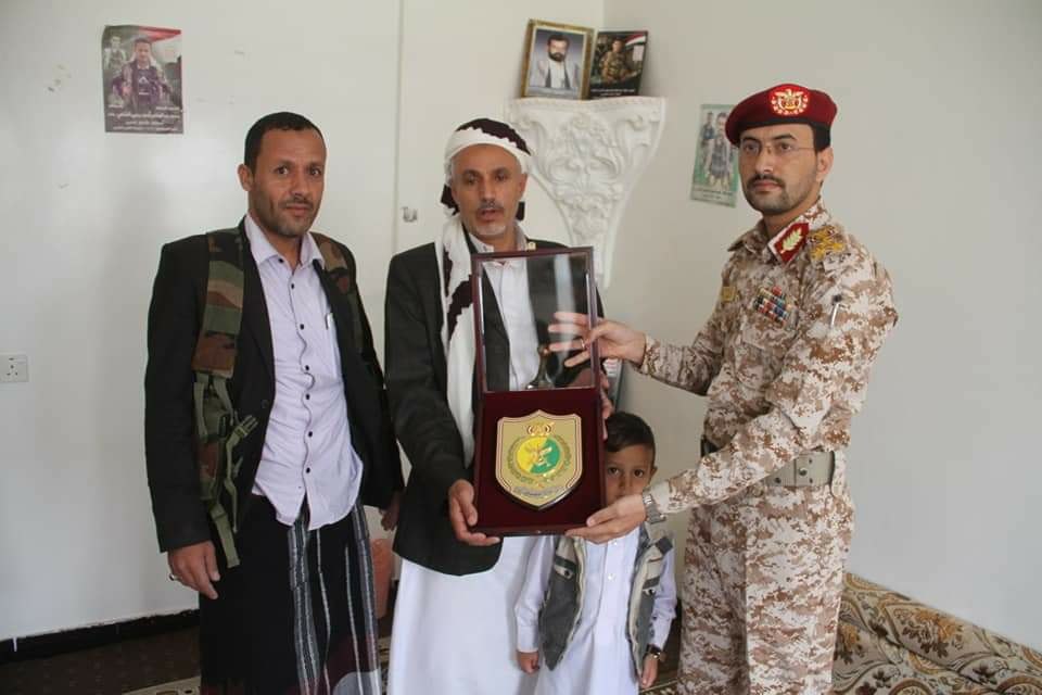 تكريم أسرة الشهيد محمد عبدالمنعم الشامي بدرع وزارة الدفاع