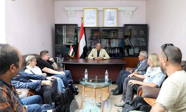وزير الإعلام بصنعاء يلتقي عددا