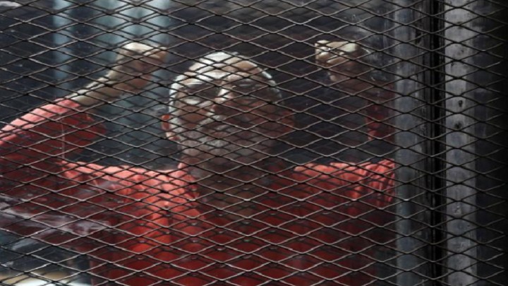 محكمة مصرية تعاقب مرشد الإخوان و 4 آخرين بالسجن المؤبد