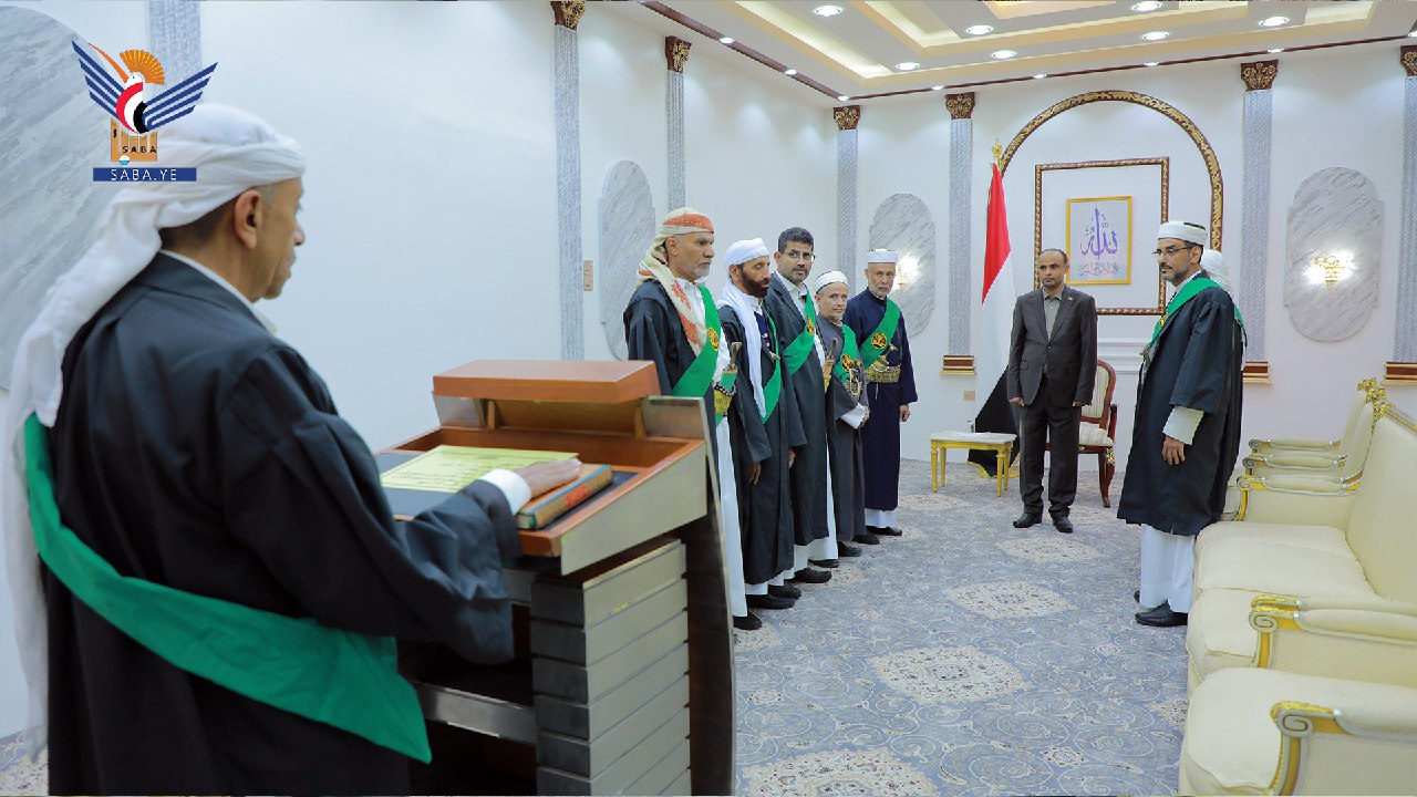 عدد من القضاة يؤدون اليمين القانونية أمام الرئيس المشاط ...