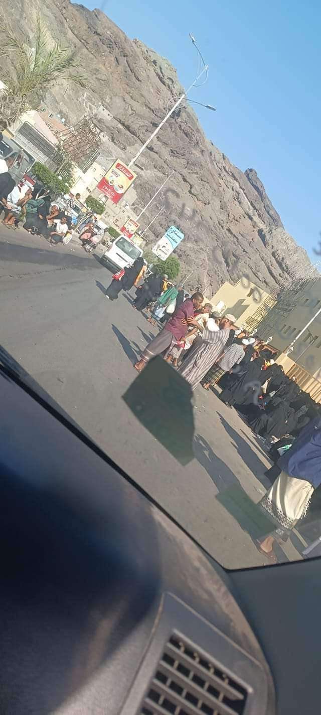 مسلحون يغلقون أكبر مستشفى في العاصمة  ...