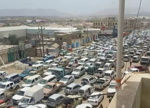 شاهد بالصورة .. محطات المشتقات النفطية تشهد إصطفاف طوابير طويلة ووصول سعر صفيحة البنزين 20 لتر في السوق السوداء الى 30 الف ريال يمني.