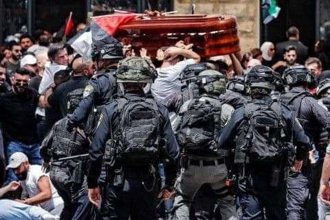 قوات الاحتلال الاسرائيلي تعتدي على جنازة جثمان الشهيدة ”أبو عاقلة” بالضرب وإطلاق الرصاص وسقوط إصابات في أوساط المشيعين