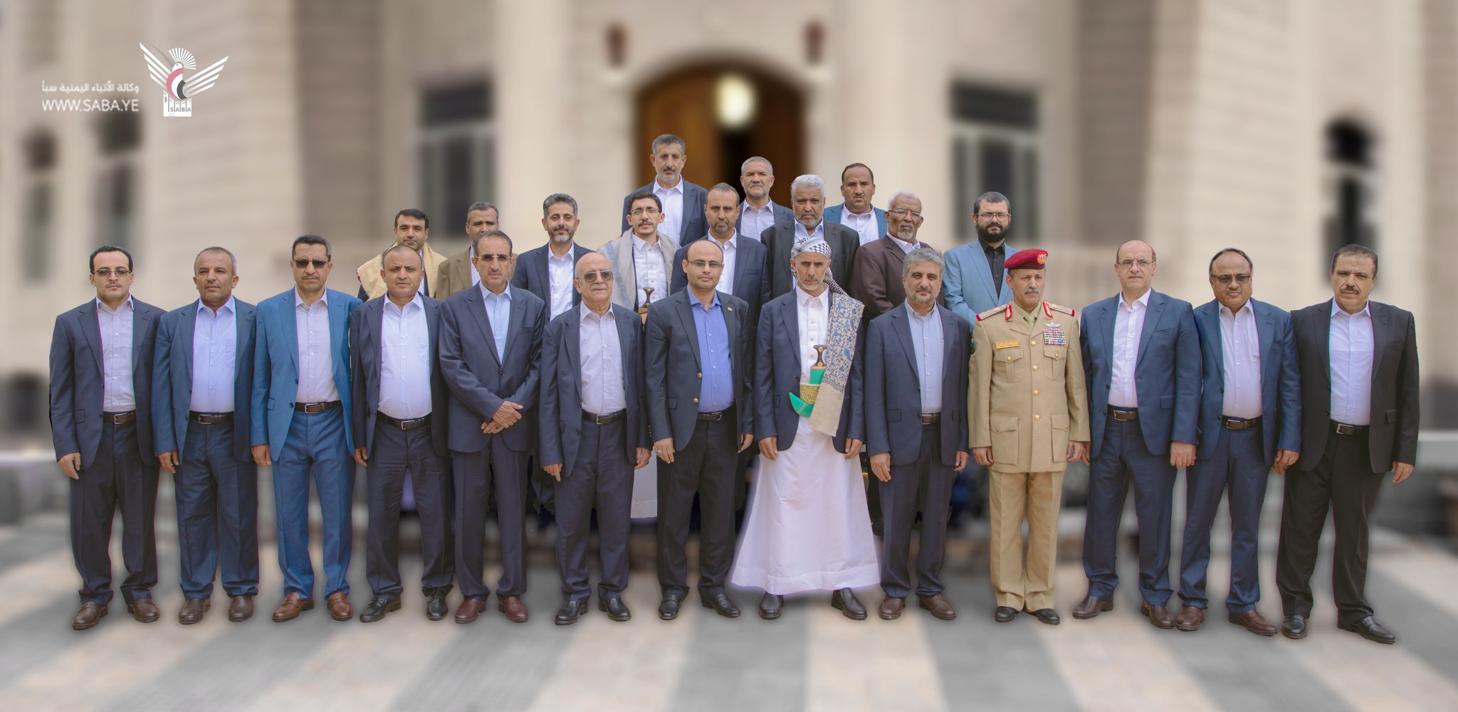 صورة جماعية مدهشة الفخامة .. الرئيس وفريقة الجديد