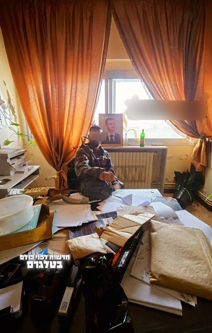 شاهد بالصورة .. جندي صهيوني يلتقط صورة داخل مبنى حكومي في سوريا وخلفه صورة بشار الأسد والجيش الإسرائيلي يحتل هذه البلدة السورية ويرفع العلم الإسرائيلي فيها