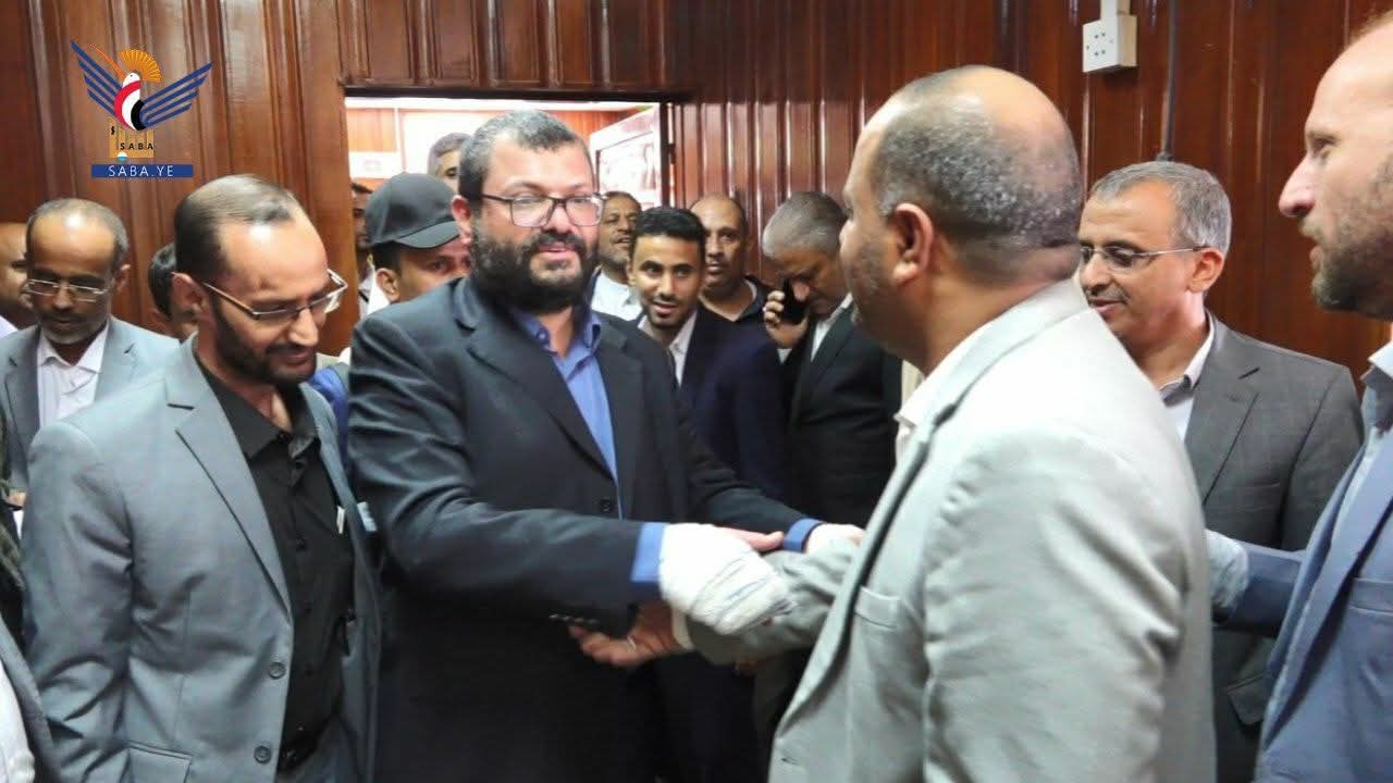 شاهد بالصور .. مصير وزير الصحة والبيئة 