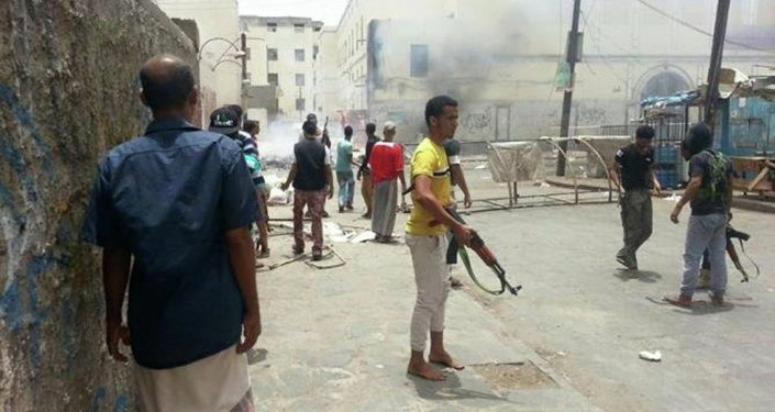 بالصورة.. إندلاع إشتباكات عنيفة وحرب شوارع وسط العاصمة ولهذا السبب 