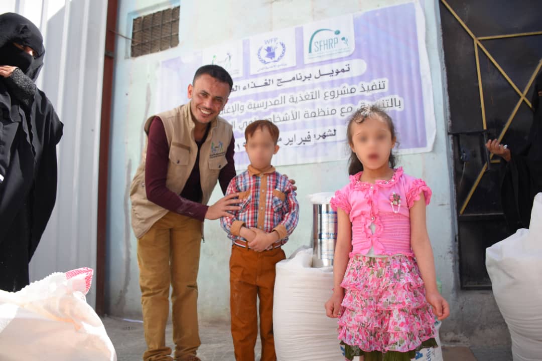 بالصور.. للعام الثالث على التوالي منظمة الأشخاص ذوي الإعاقة المزدوجة توزع السلة الغذائية الشهرية للمعاقين