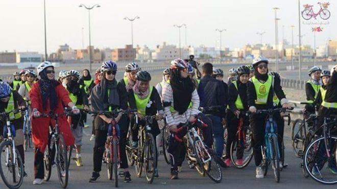 شاهد بالصورة أول سباق دراجات للفتيات في السعودية