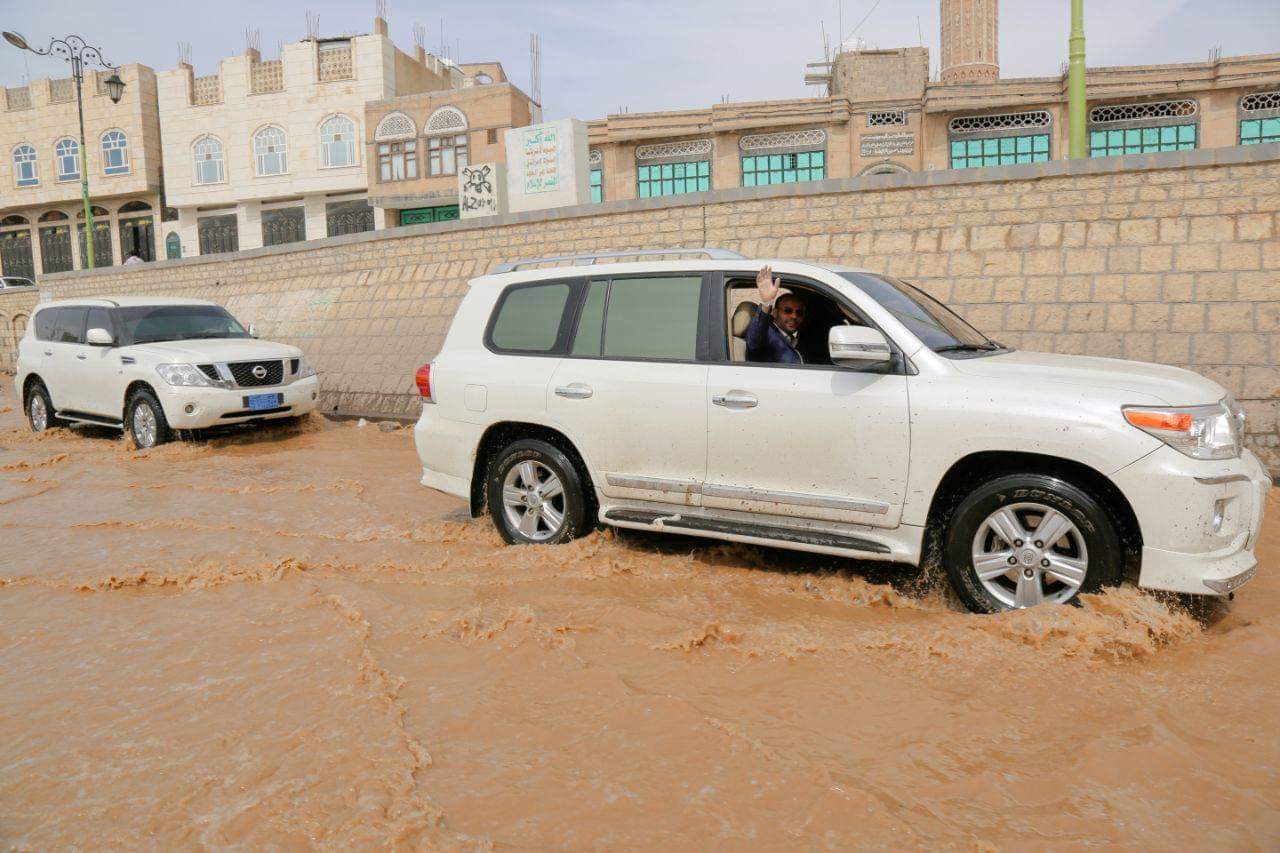 الرئيس مهدي المشاط يتفقد عدداً من الأحياء السكنية بالعاصمة صنعاء..صور