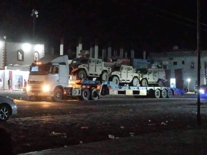 شاهد بالصور الان  .. تعزيزات عسكرية ضخمة لقوات العماله الاماراتيه إلى مدينة عتق