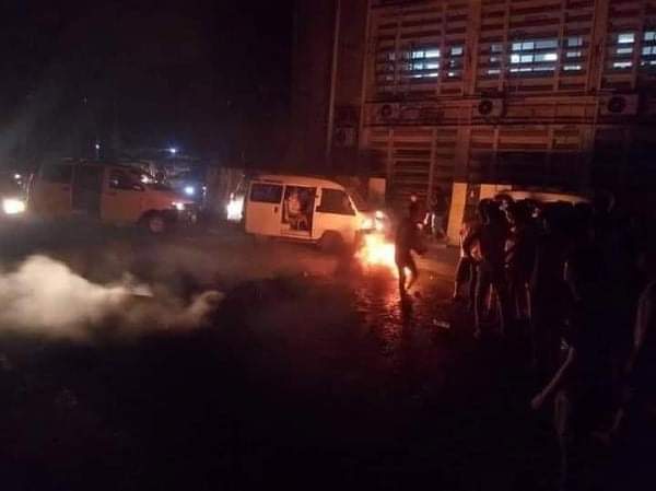 عدن :  متظاهرون غاضبون يقتحمون قصر المعاشيق وانفجار عنيف يهز الشيخ عثمان في هذه الاثناء ..