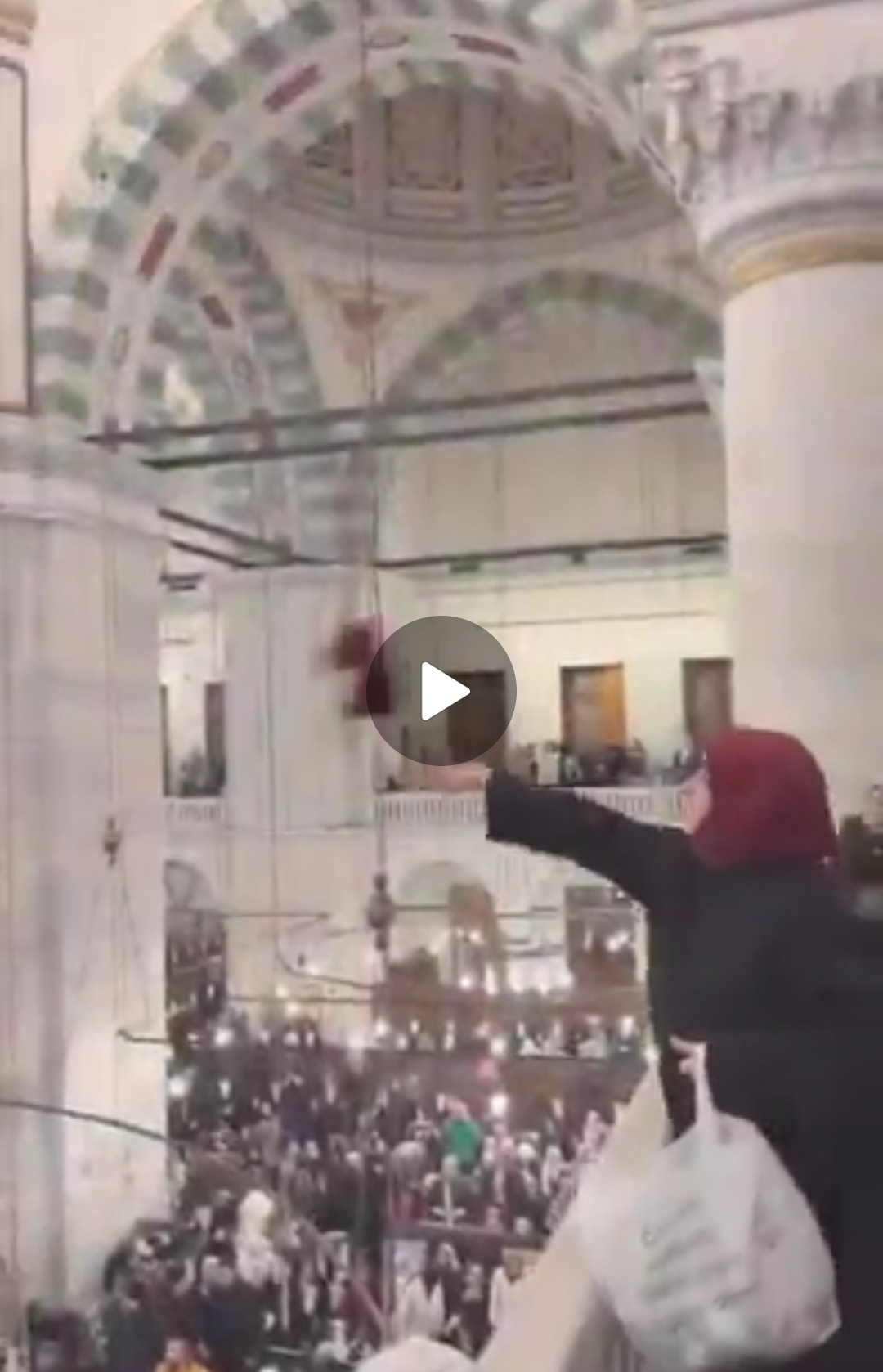 سيدات يحتججن داخل مسجد الفاتح في إسطنبول بإلقاء الشالات على المصلين ماذا يعني ذلك؟