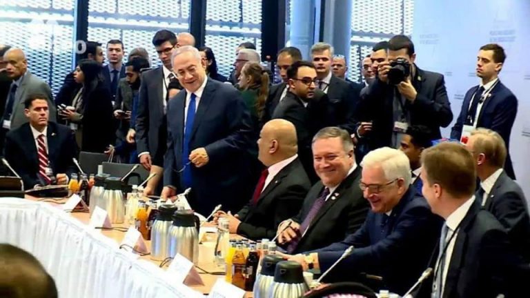 شاهد..صورة جديدة للمرتزق اليماني يتبادل فيها الحديث والإبتسامات مع رئيس وزراء العدو الإسرائيلي