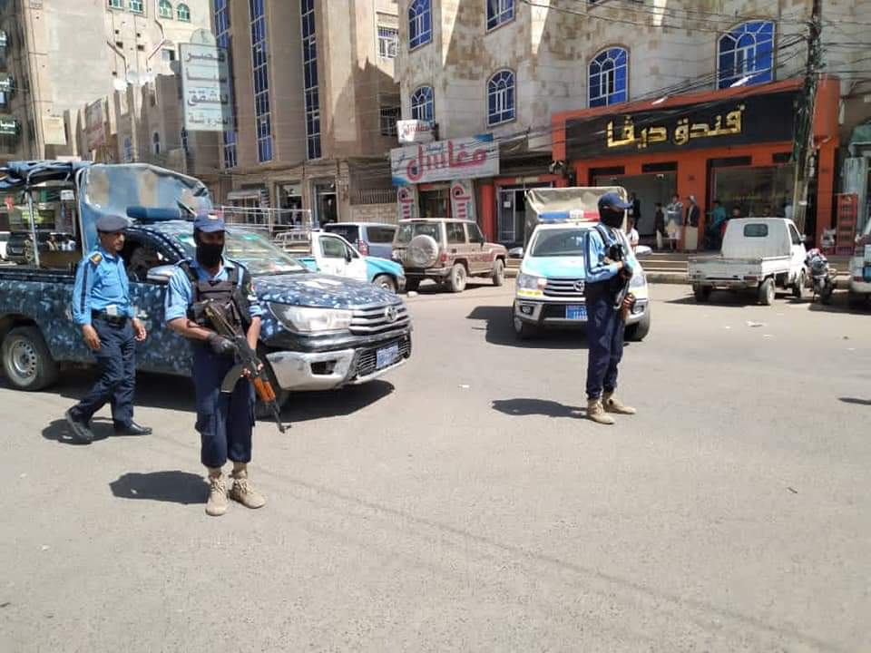 بالصور .. تنظيم الحركة المرورية عقب التفـجير الإرهـابي الذي حدث بمديرية السبعين بصنعاء