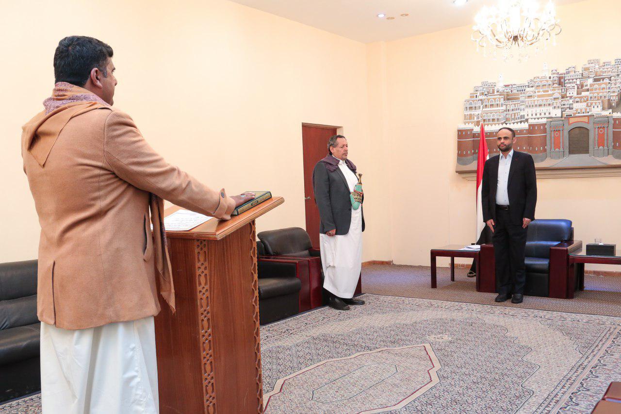 تعرف بالصورة المحافظ الجديد لهذه المحافظة اليمنية يؤدي اليمين الدستوريه أمام الرئيس المشاط