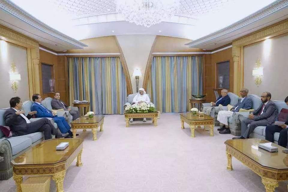 شاهد .. الزبيدي يفاجئ الشارع الجنوبي ويلتقي قيادات في حزب الاصلاح الذين وصفهم بالتكفيريين والارهابيين لمدة سنوات ...