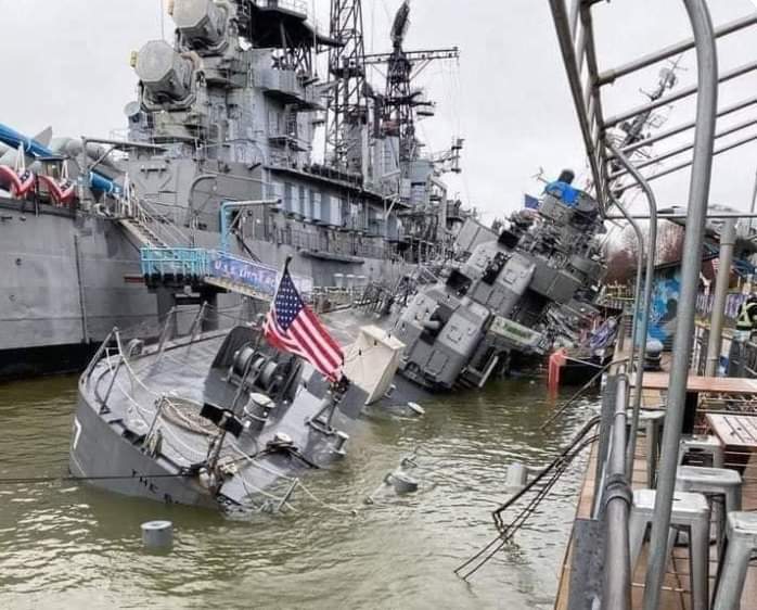 عاجل :  اغراق المدمّرة الصاروخية الأمريكية USS The Sullivans  في ميناء بوفالو بالولايات المتحدة