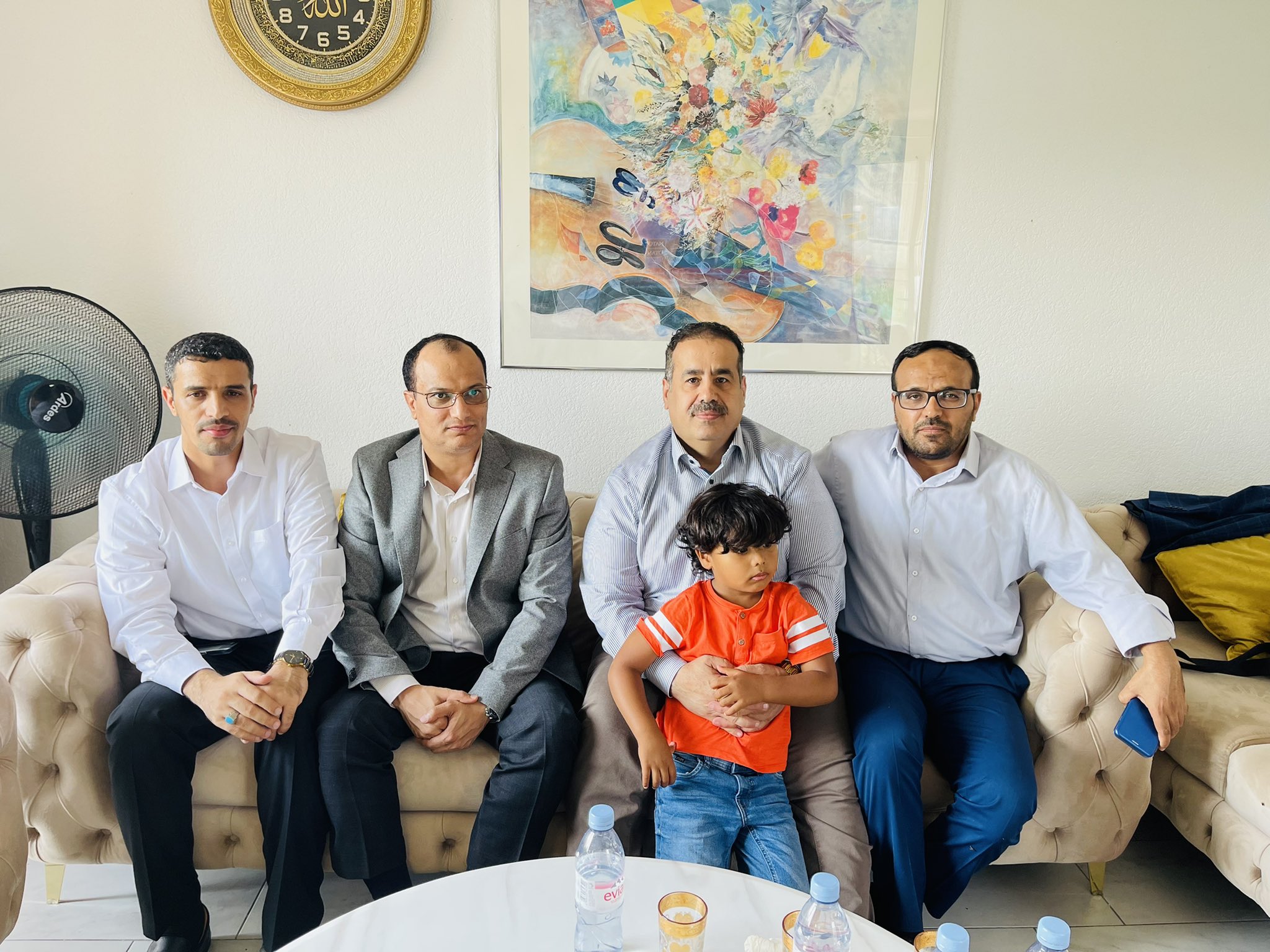 اثناء ضيافته للعجري وحميد رزق والمروني .. قيادي بارز مقرب من رئاسة هادي بالخارج يرحب برجال السيد عبدالملك الحوثي وكل أهل صنعاء .. صور
