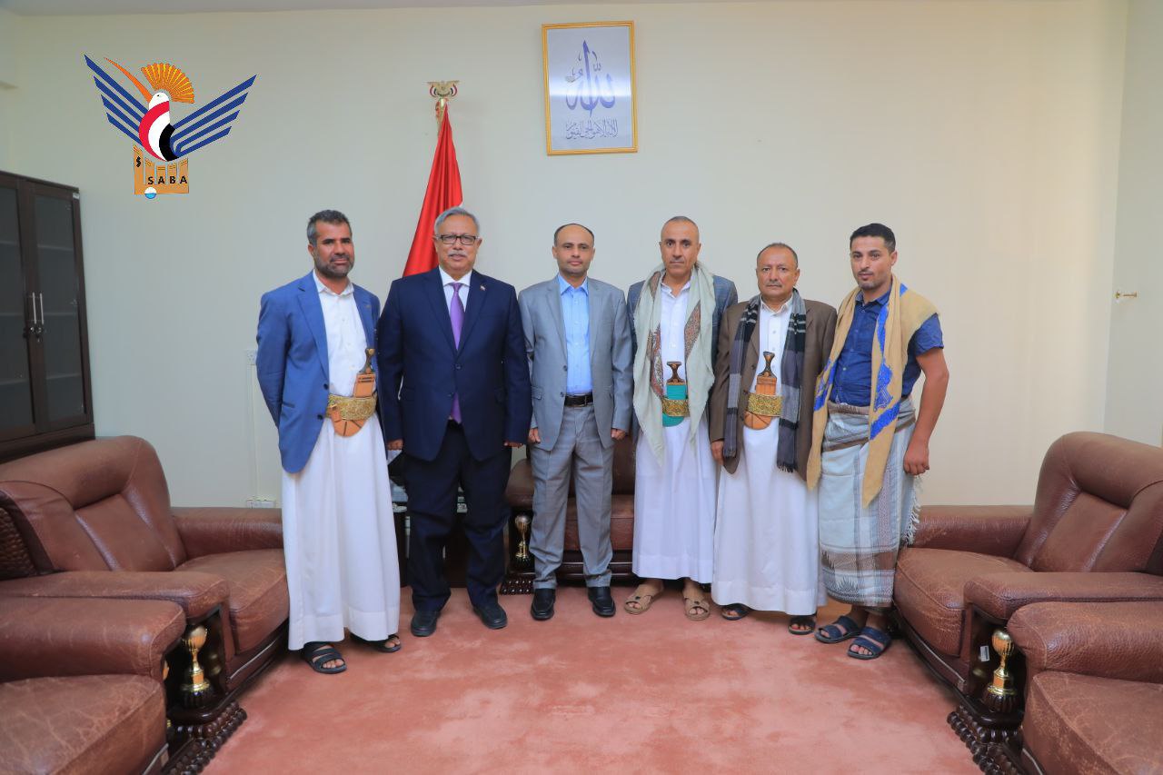 شاهد بالصورة قيادات الدولة برئاسة المشير المشاط ورئيس حكومته تلتقي هذا المواطن البسيط وتقدم اعتذارها الشديد