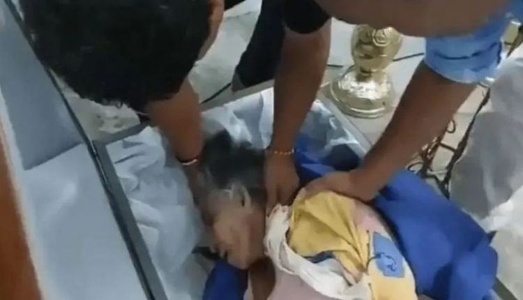 شاهد بالفيديو إمرأه تنهض من نعشها أثناء ماكانت على أكتاف المشيعون الذين كانوا في طريقهم لدفنها في مثواها الأخير