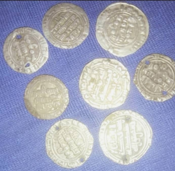 مواطن يمني يعثر على كنز أثري كبير يحتوي على عشرات الآلاف من القطع والمسكوكات الذهبية والفضية (تفاصيل)