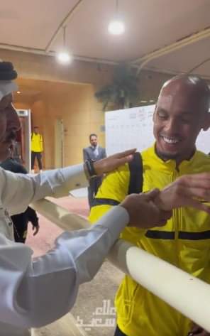 سعودي يهدي لاعب الاتحاد الجديد 