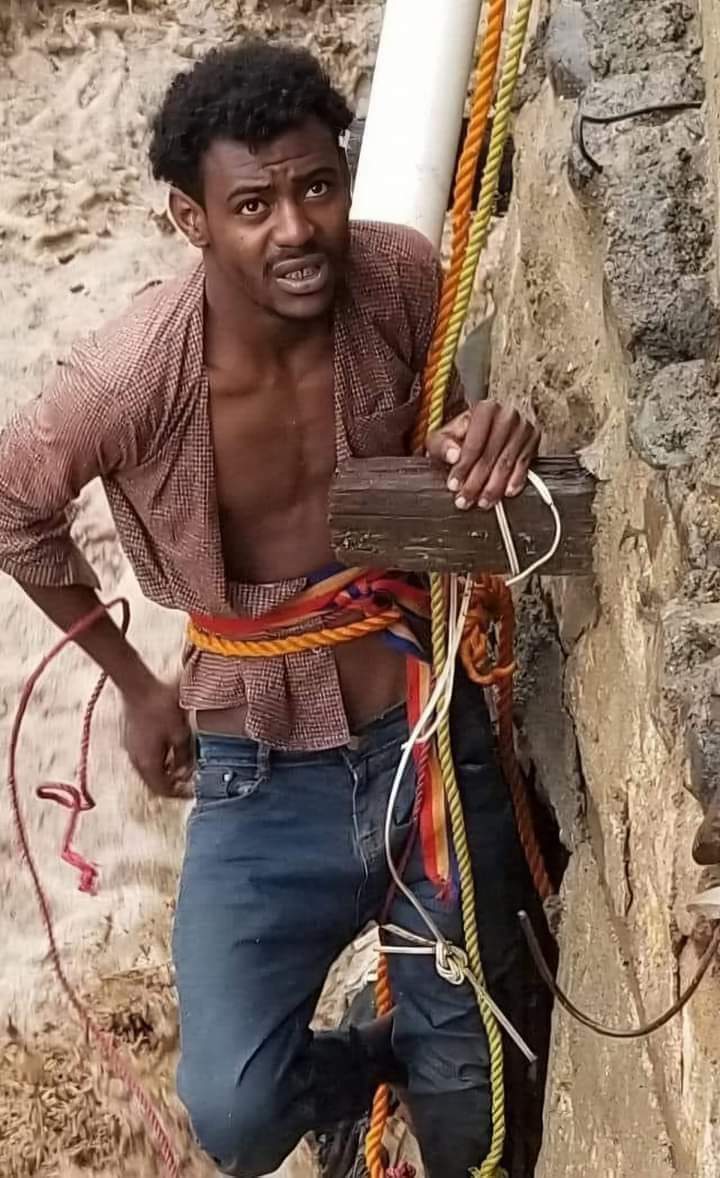 تعرف على البطل اليمني الذي انقذ أسرة كامله من السيل .. صور