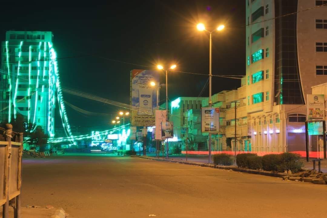بعد ما يقارب عشر سنوات من الظلام .. الإنارة تعود لشوارع مدينة الحديدة من جديد .. صور