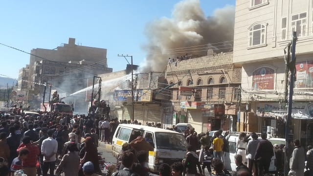 شاهد بالصور النيران تلامس عنان السماء وسحب من الدخان يملأ سماء العاصمة صنعاء ولهذا السبب