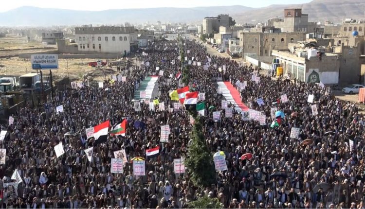 الحشود الجماهيرية تكتظ بالساحات في عمران والمديريات بشكل غير مسبوق